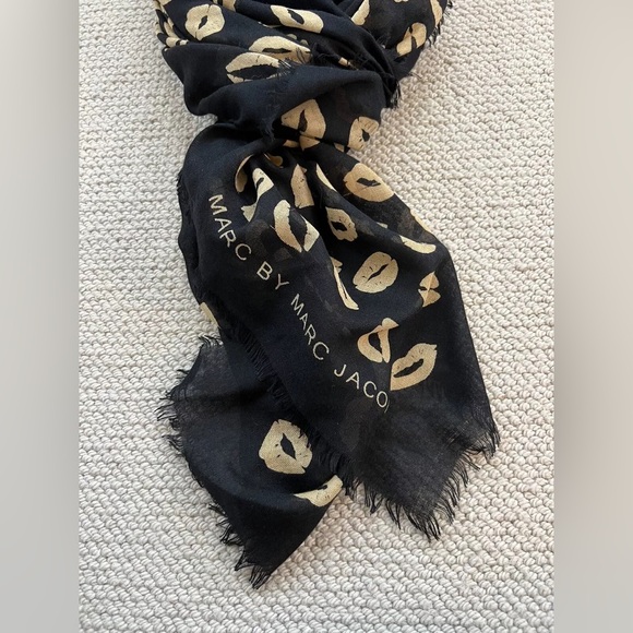 MARC JACOBS Kiss Print Scarf - Picture 5 of 10